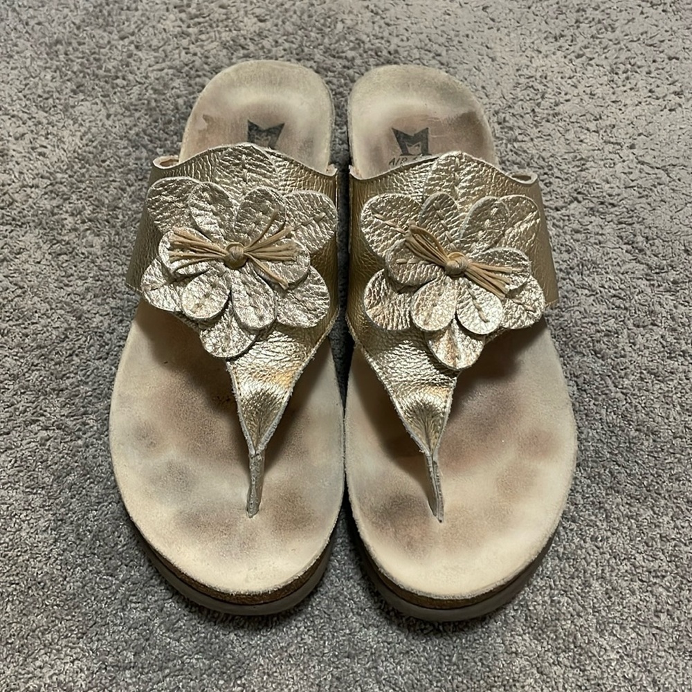 VGC Mephisto Helen Flower Wedge Sandals - Size 42 (9.5)